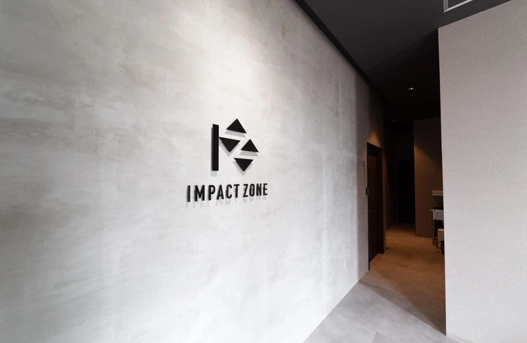 ゴルフを楽しむ女性たちのために、安心・安全な練習場をご提供します。INDOOR GOLF IMPACT ZONE